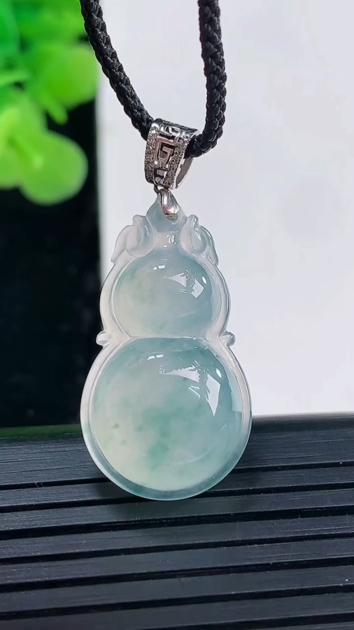 天然A货翡翠种飘花葫芦吊坠尺寸27.2-15.3-6.3重量:4.02g
4月19日