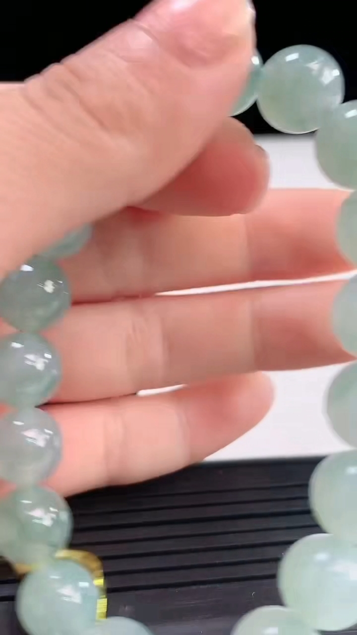 天然A货翡翠飘花圆珠手串尺寸10.1-19颗重量:34.51g4月19日
工厂直销收藏佳品,种好水足，色泽均匀，有种有色，上手高大气！