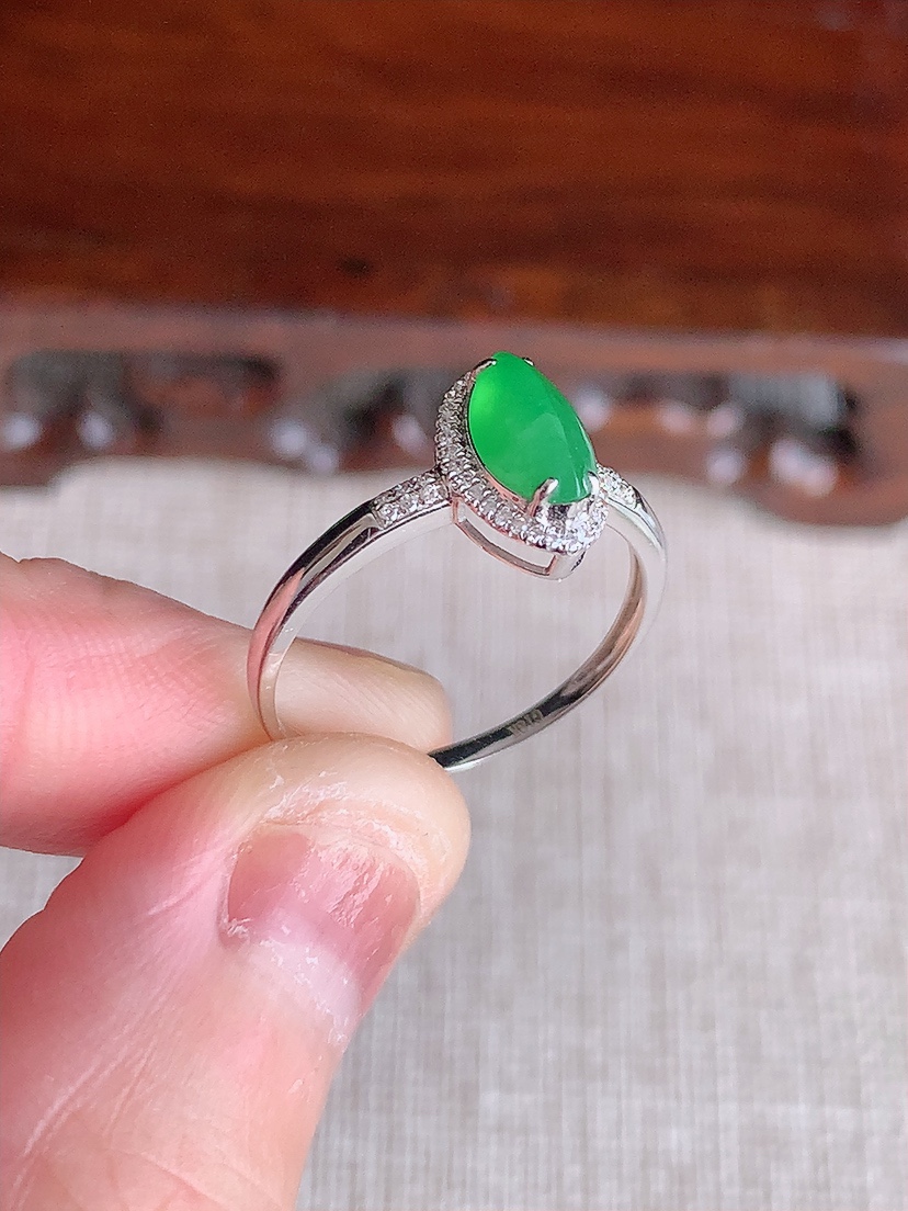 天然A货翡翠18K金伴钻镶嵌满绿随形戒指 圈口17.4裸石
尺寸8.2-4.6mm 重量1.40g 