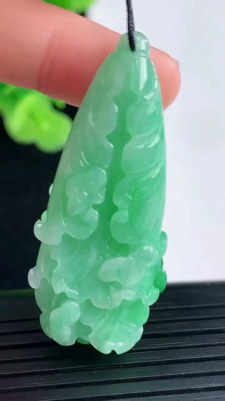 天然A货翡翠白菜吊坠尺寸44.8-20-8.2重量:12.05g
4月19日