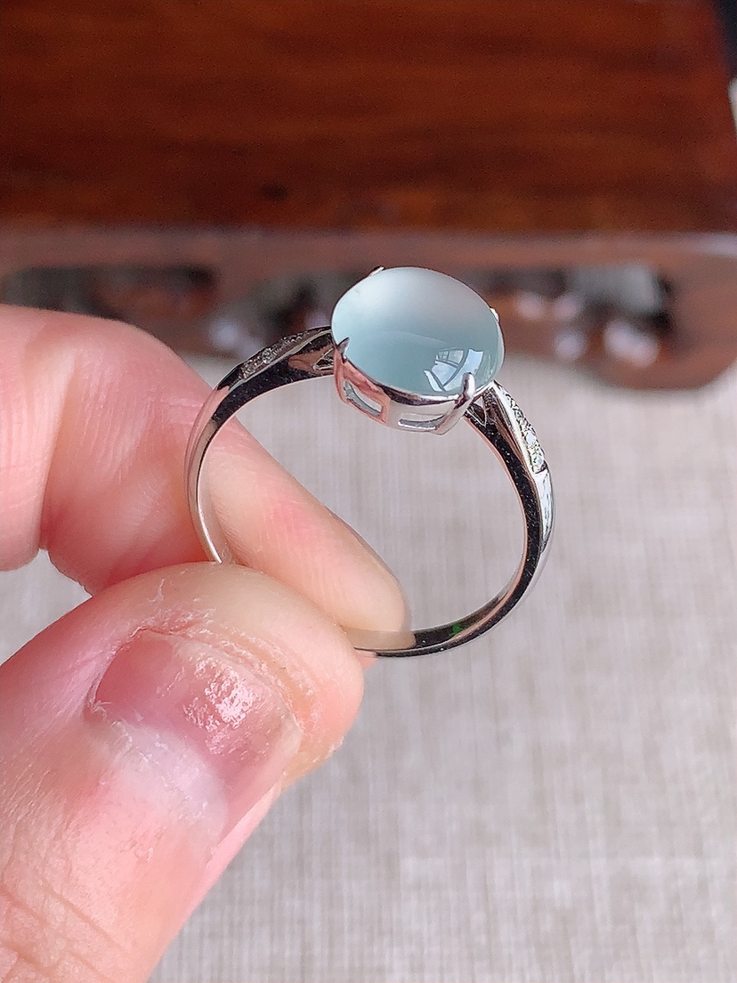 天然A货翡翠18K金镶嵌白冰白月光蛋面戒指 圈口17.5裸石
尺寸9.7-8mm 重量2.03g 0