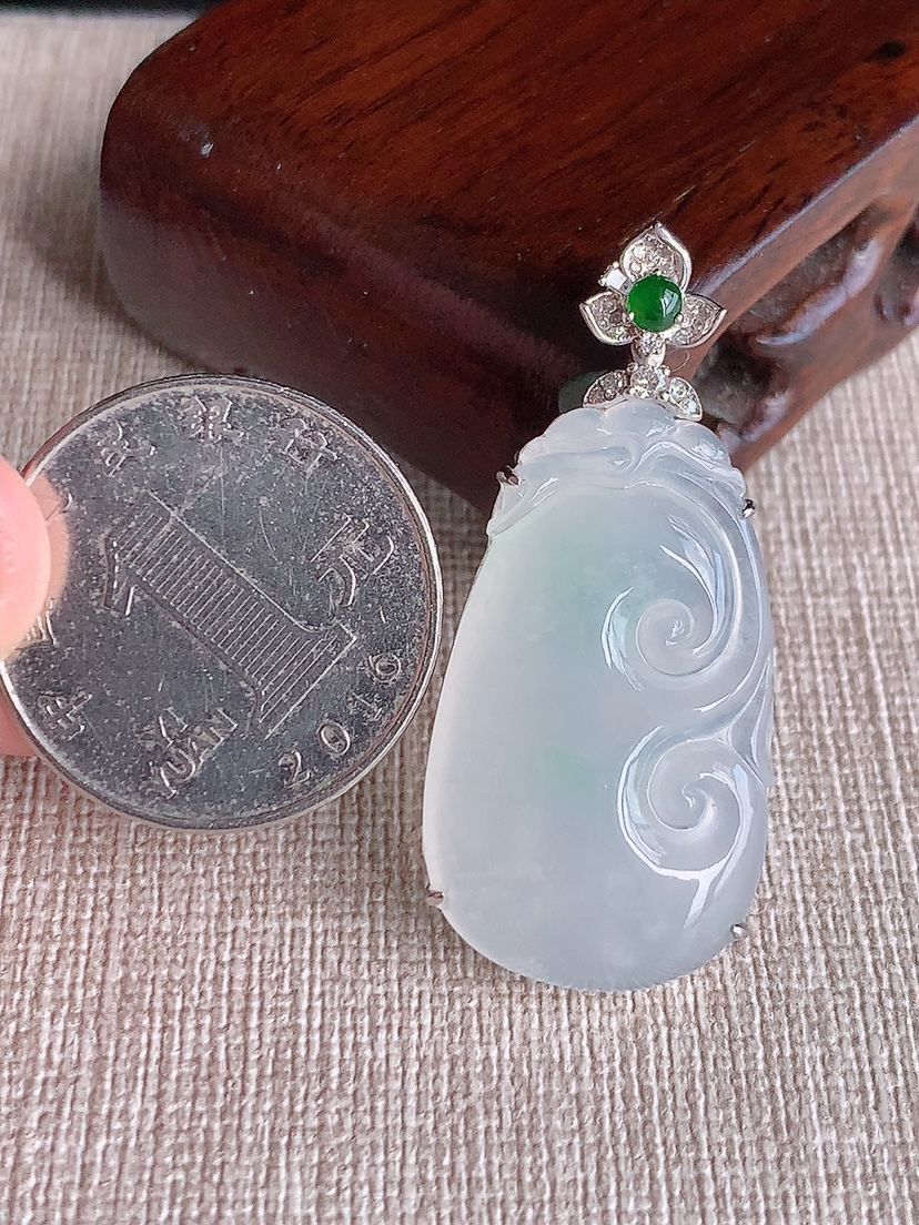天然A货翡翠18K金伴钻镶嵌飘绿如意吊坠 
尺寸41.2-32-18.6-6mm 重量7.63g 0418