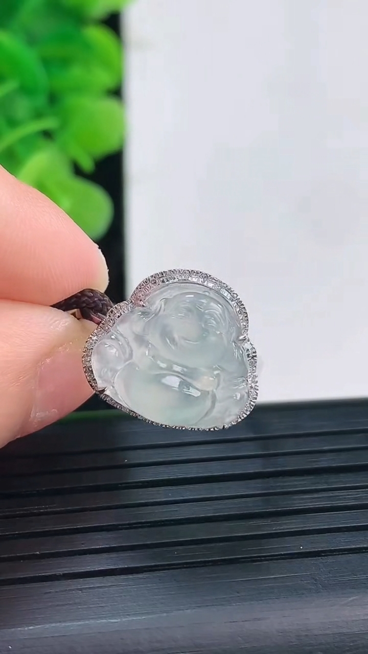 天然A货翡翠种白冰佛公戒指尺寸17.2-14.5-16.5裸石12.7-14.3重量:2.36g2026年4月19日
工厂直销收藏佳品,种好水足，色泽均匀，有种有色，上手高大气！