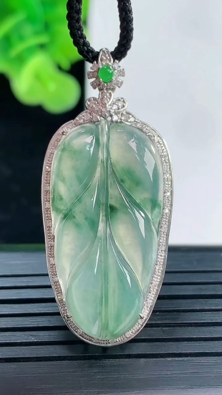 天然A货翡翠种飘花金枝玉叶 叶子吊坠尺寸41.6-18.2-7.2裸石28.8-15.6重量:4.93g
4月19日