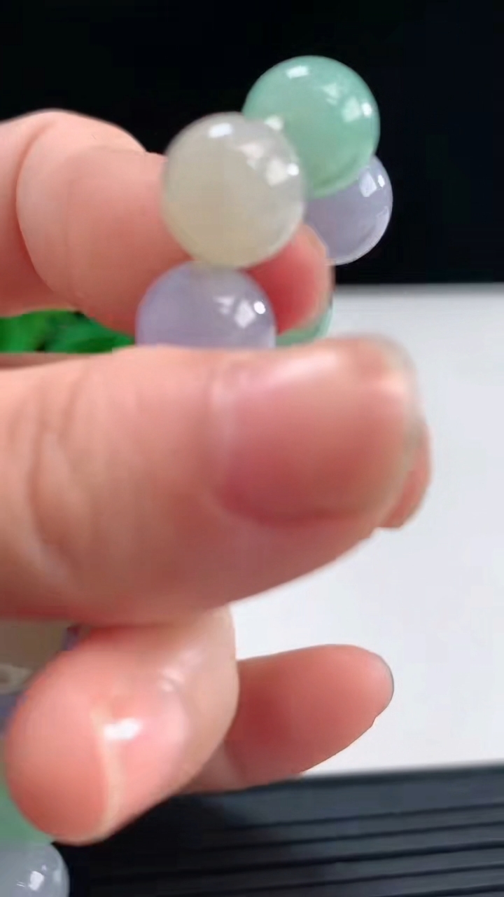 天然A货翡翠三彩圆珠手串尺寸9.9-19颗重量:33.29g4月19日
工厂直销收藏佳品,种好水足，色泽均匀，有种有色，上手高大气！