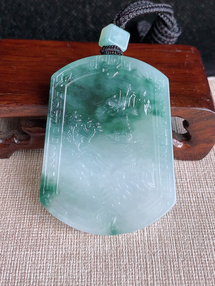 天然A货翡翠飘花意境山水牌吊坠 
尺寸55-41-5.5mm 重量37.15g 0418