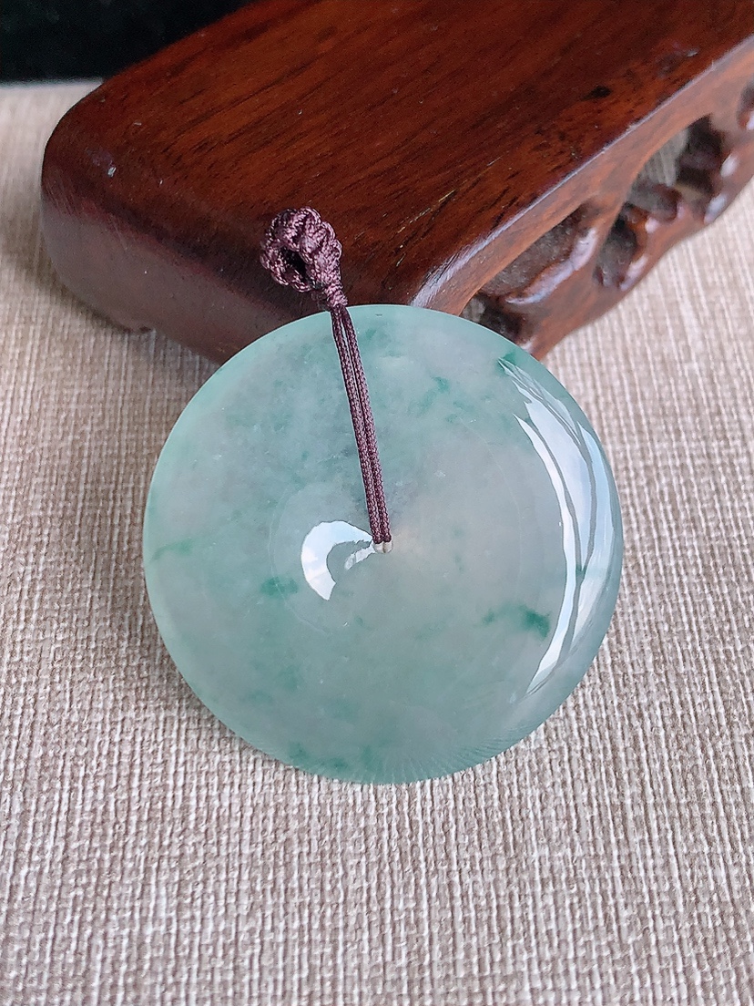 天然A货翡翠飘花大件平安扣吊坠 
尺寸36-5.6mm 重量15.68g 0418