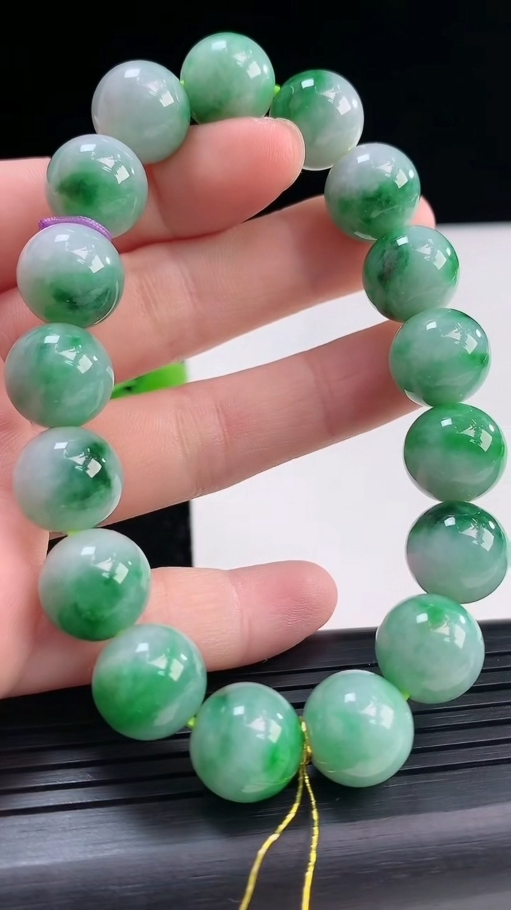 天然A货翡翠圆珠手串尺寸12.1-17颗重量:53.55g4月19日
工厂直销收藏佳品,种好水足，色泽均匀，有种有色，上手高大气！