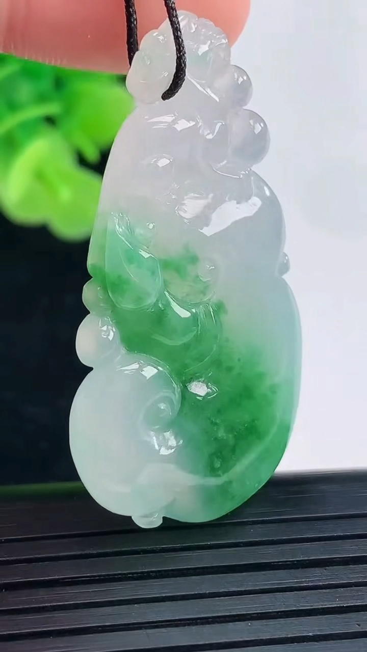 天然A货翡翠如意吊坠尺寸44.2-22.4-6.3重量:11.09g
4月19日