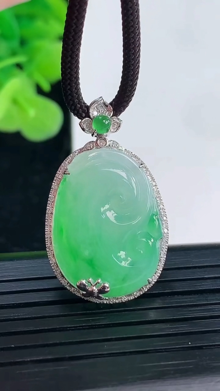 天然A货翡翠如意吊坠尺寸29.8-18.1-6裸石21.4-15.9重量:3.98g
4月19日