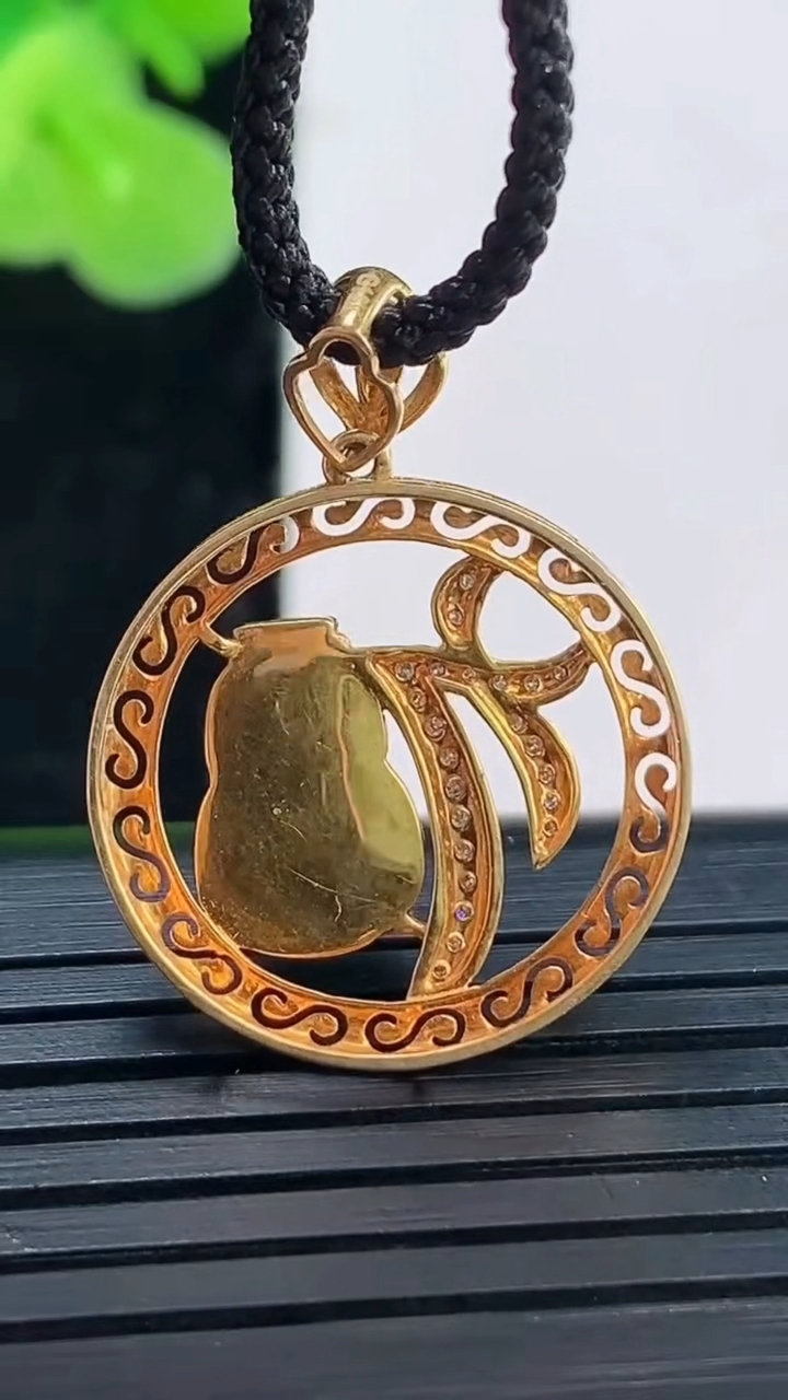 天然A货翡翠葫芦吊坠尺寸19.6-6.5裸石11.3-7.7重量:2.18g
4月19日