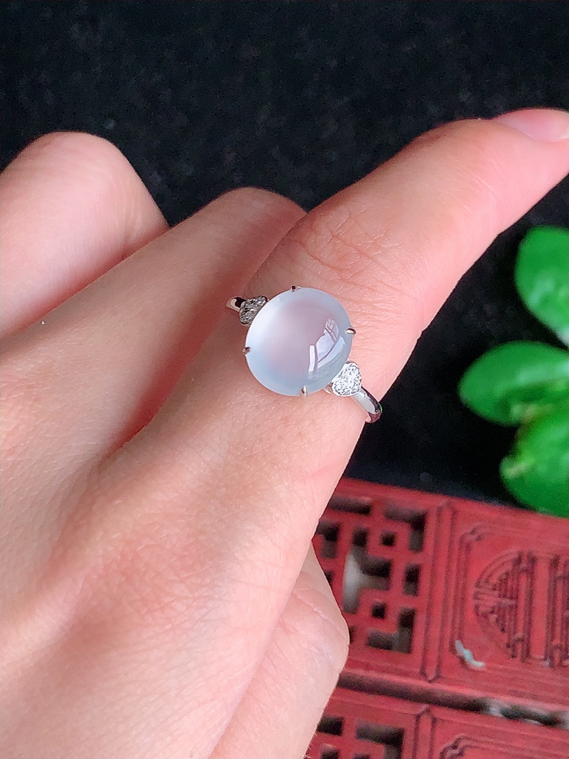 天然A货翡翠18K金镶嵌白冰白月光蛋面戒指 圈口17.7裸石
尺寸10.4-9.3mm 重量2.24g 0418