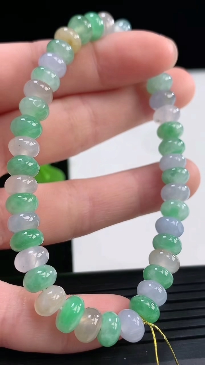 天然A货翡翠三彩算盘珠手串尺寸6.7-4.4-42颗重量:18.68g4月19日
工厂直销收藏佳品,种好水足，色泽均匀，有种有色，上手高大气！