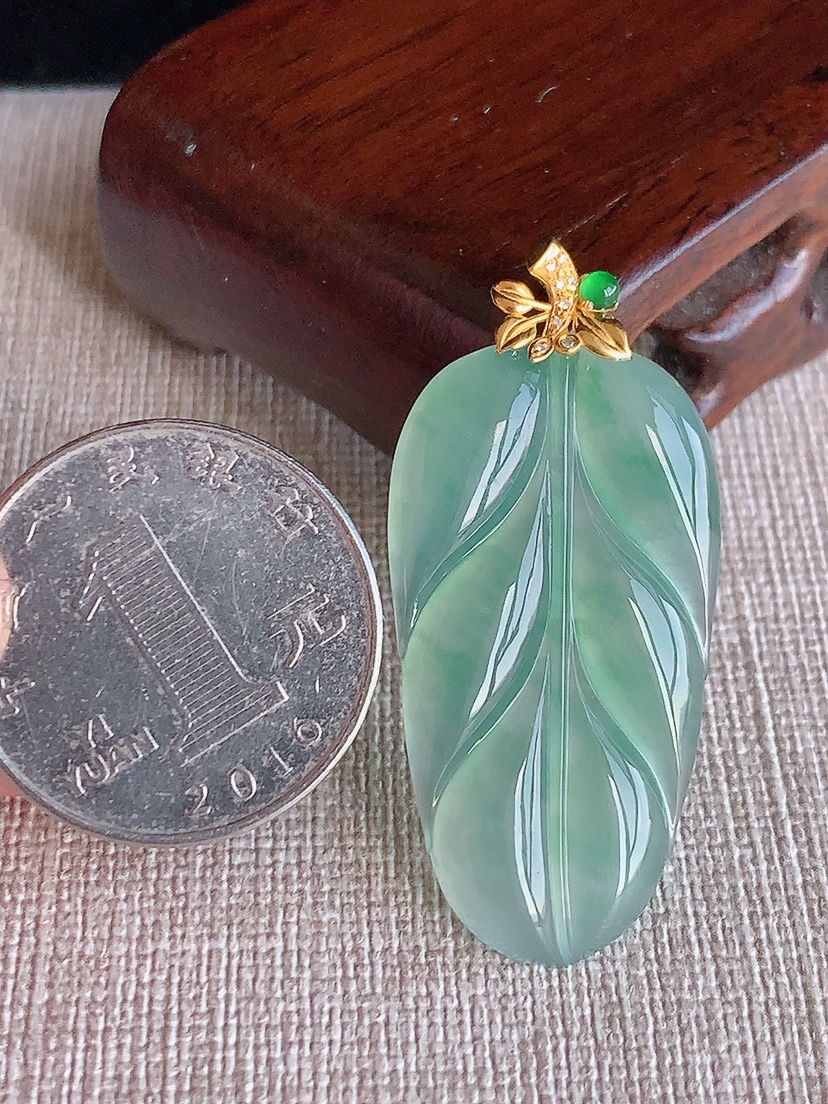 天然A货翡翠18K金镶嵌晴水飘花叶子金枝玉叶吊坠 
尺寸43-36.8-19.8-3.8mm 重量6.00g 0418
