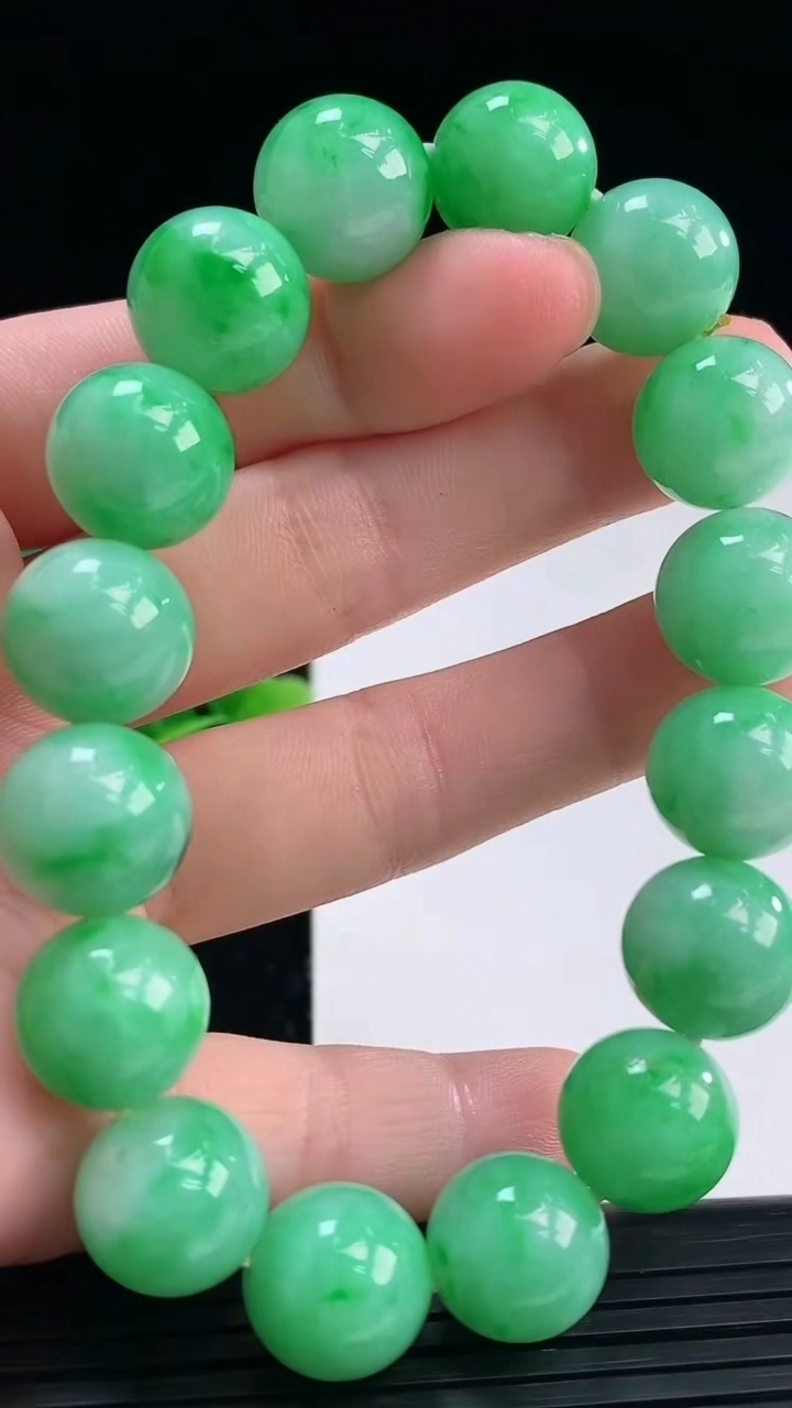 天然A货翡翠圆珠手串尺寸12.4-16颗重量:57.12g4月19日
工厂直销收藏佳品,种好水足，色泽均匀，有种有色，上手高大气！