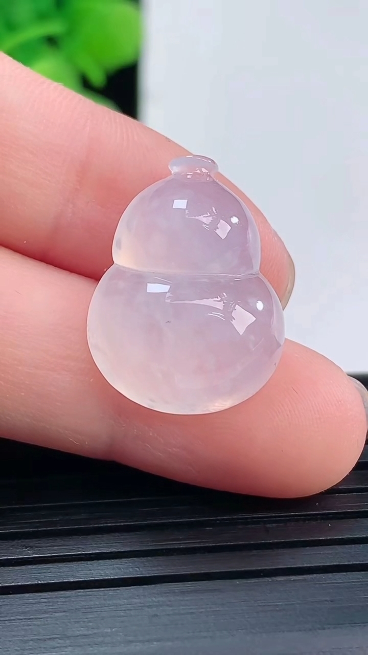 天然A货翡翠葫芦镶嵌件尺寸20-15.2-6.1重量:3.24g
4月19日