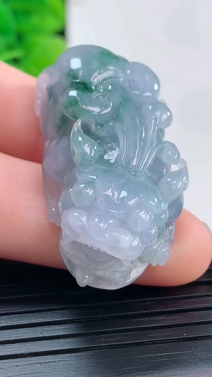 天然A货翡翠紫罗兰飘花貔貅吊坠尺寸36.9-19.2-13.5重量:18.73g
4月19日