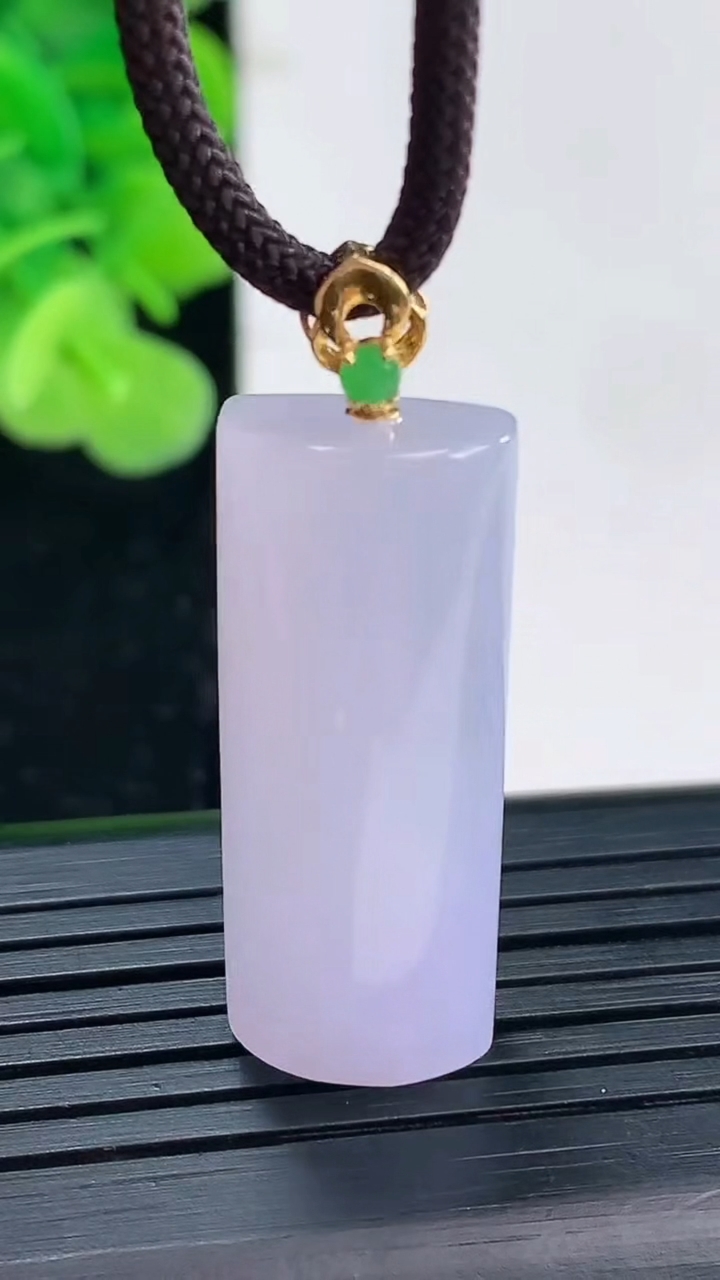 天然A货翡翠18K金紫罗兰无事牌吊坠尺寸31.4-12.2-9.5重量:9.70g
4月19日