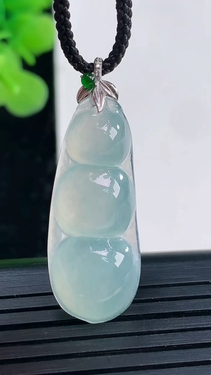 天然A货翡翠福豆吊坠尺寸31.1-12.7-5.2重量:3.48g
4月19日