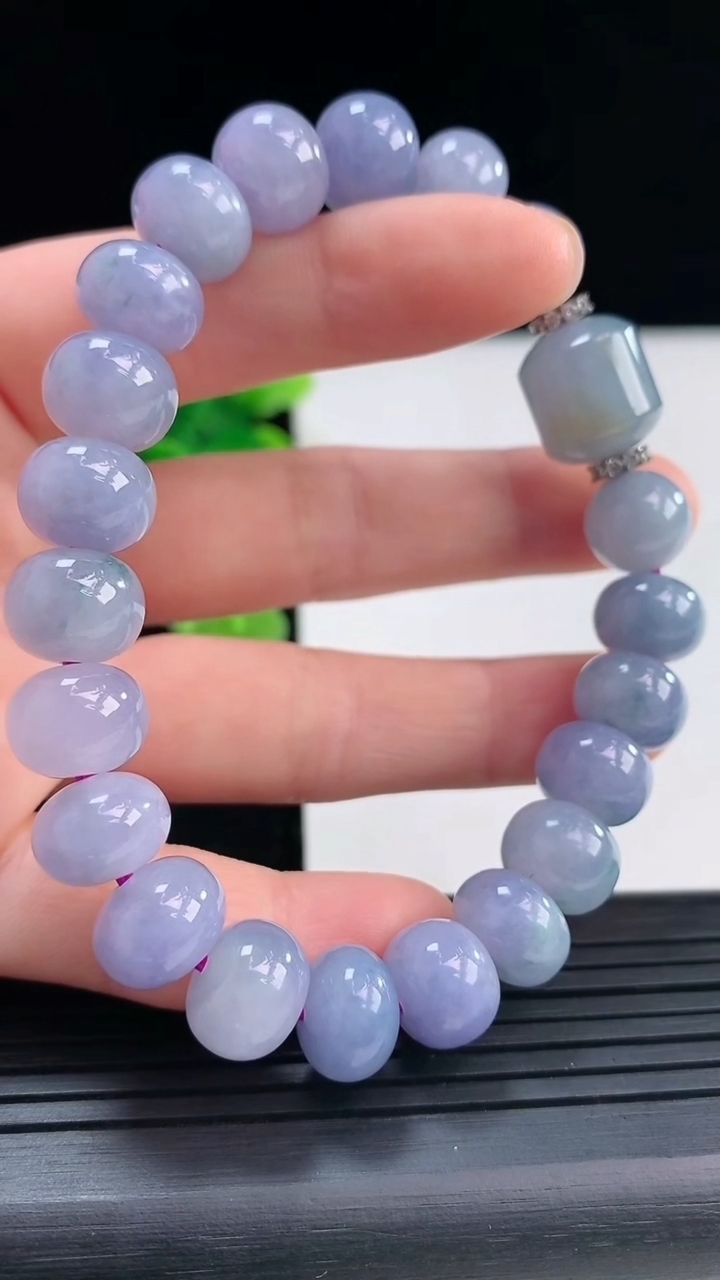 天然A货翡翠紫罗兰算盘珠手串尺寸9.9-8.1-21颗重量:41.00g4月19日
工厂直销收藏佳品