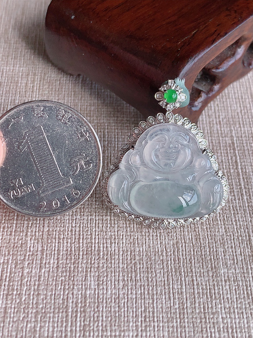 天然A货翡翠18K金伴钻镶嵌飘花佛公吊坠 
尺寸32-27.4-9.8裸石20-24.8mm 重量5.74g 0418