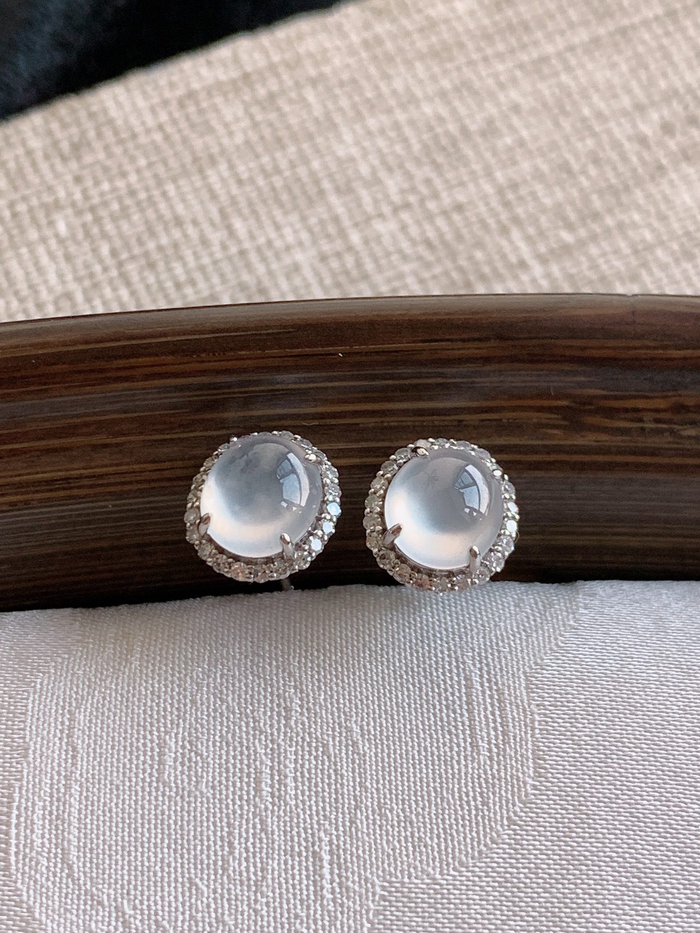 天然A货翡翠18K金伴钻镶嵌白冰白月光蛋面耳钉 
尺寸6.5-5.7mm 重量1.28g 0418