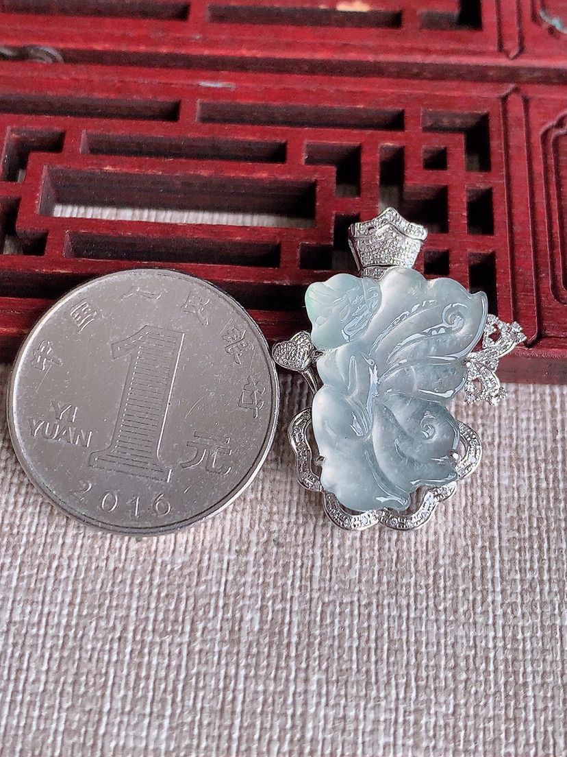 天然A货翡翠18K金伴钻镶嵌白冰白月光天使吊坠 
尺寸29.4-23-6裸石22-16mm 重量4.20g 0418