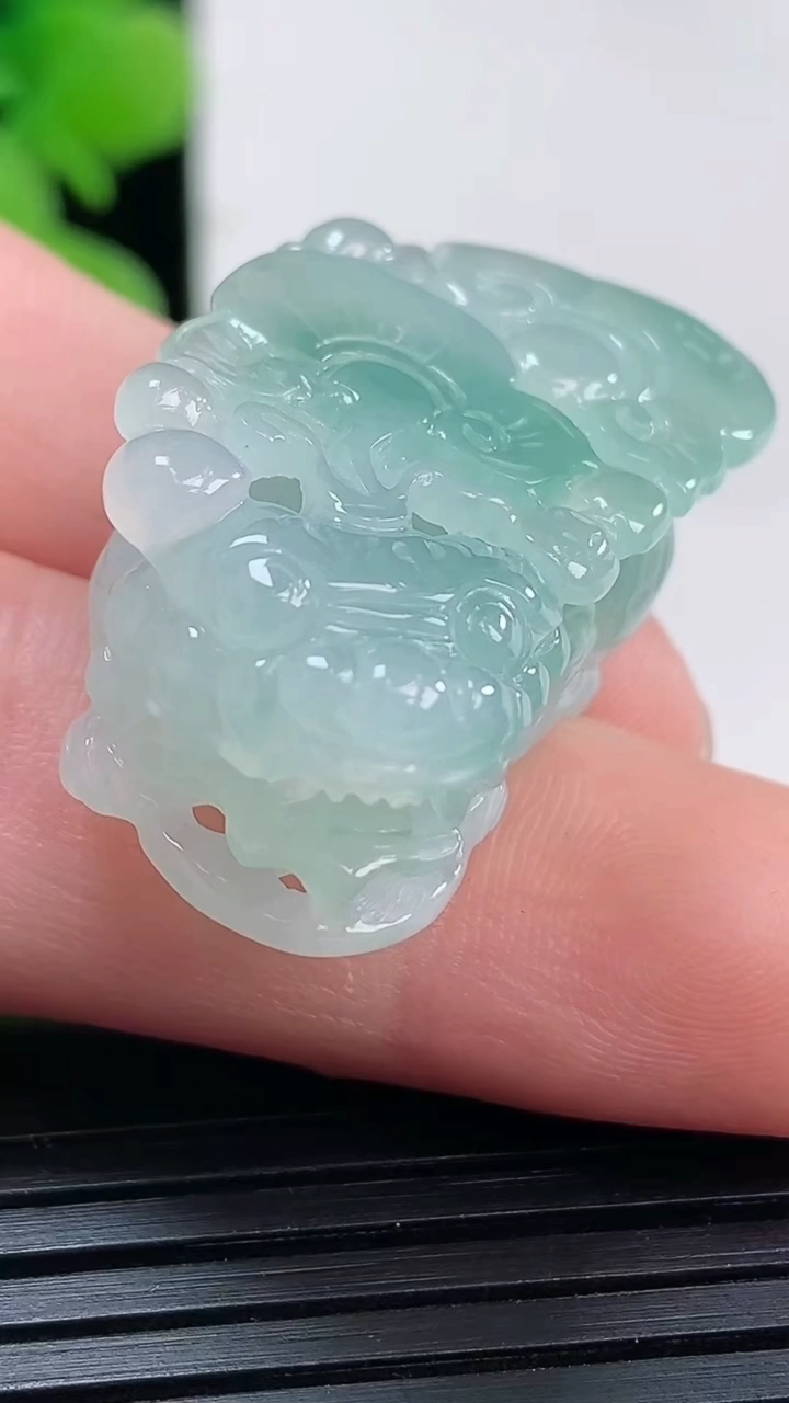 天然A货翡翠貔貅吊坠尺寸30.1-17.3-11.8重量:11.79g
4月19日