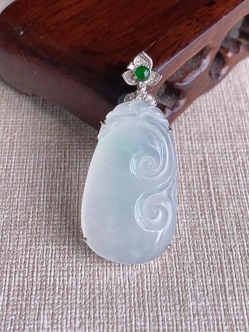 天然A货翡翠18K金伴钻镶嵌飘绿如意吊坠 
尺寸41.2-32-18.6-6mm 重量7.63g 0418