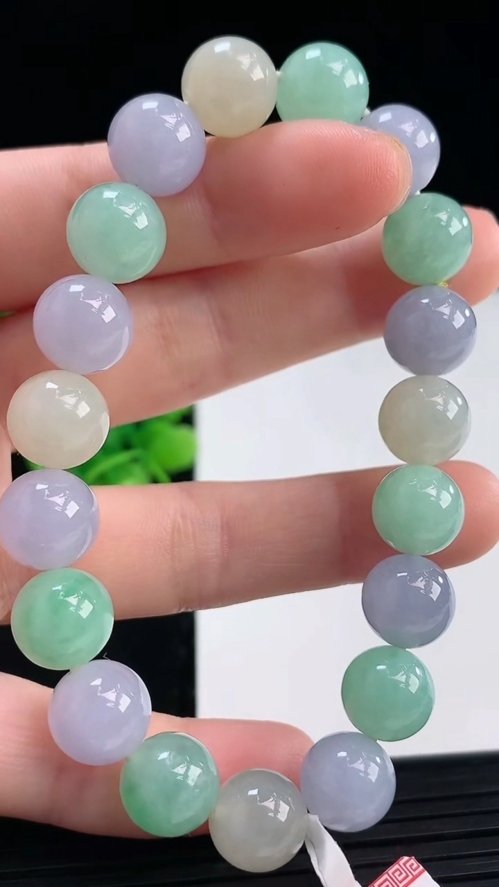 天然A货翡翠三彩圆珠手串尺寸9.9-19颗重量:33.29g4月19日
工厂直销收藏佳品,种好水足，色泽均匀，有种有色，上手高大气！