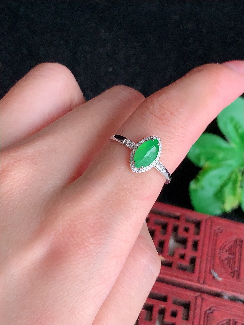 天然A货翡翠18K金伴钻镶嵌满绿随形戒指 圈口17.4裸石
尺寸8.2-4.6mm 重量1.40g 0418