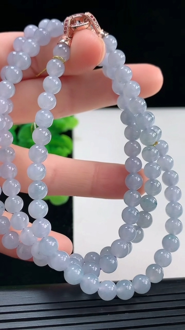 天然A货翡翠紫罗兰圆珠项链尺寸5.8-108颗重量:39.93g4月19日
工厂直销收藏佳品,种好水足，色泽均匀，有种有色，上手高大气！