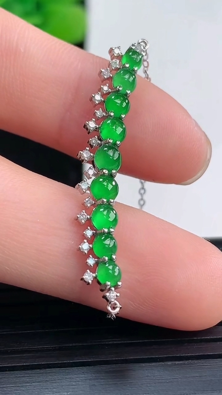 天然A货翡翠蛋面吊坠尺寸5.7-37.4-3.3裸石3.6重量:2.53g
4月19日