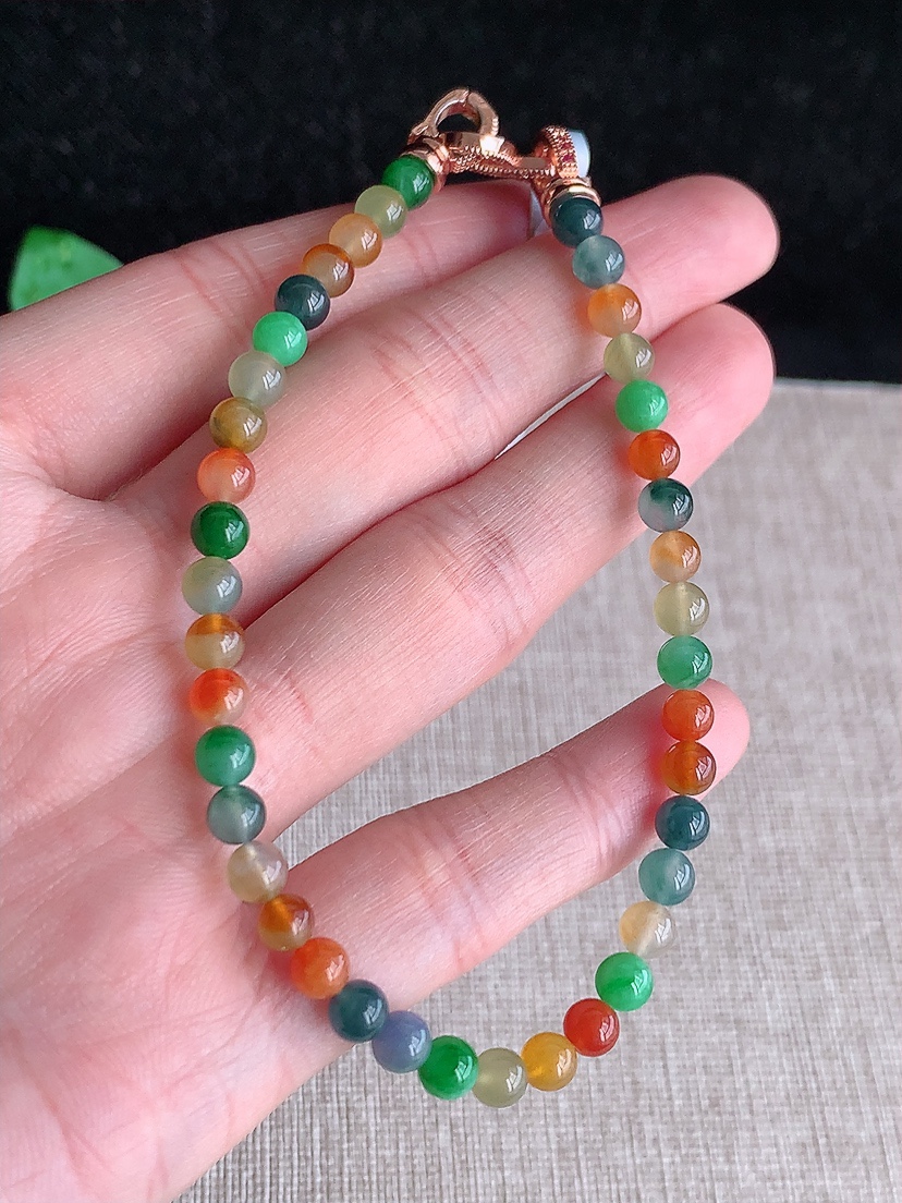 天然A货翡翠多彩圆珠佛珠手串40颗 
尺寸4.5mm 重量9.78g 0418