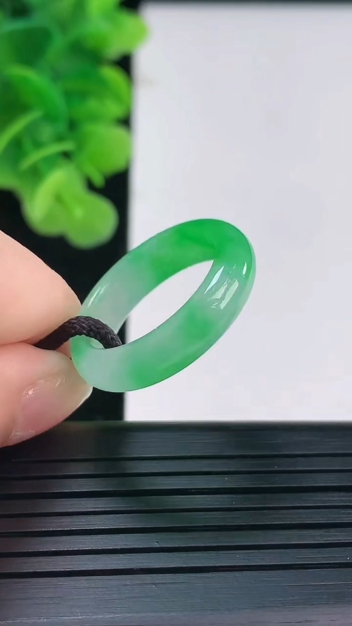 天然A货翡翠指环戒指尺寸18.6-5.5-3.1重量:3.54g2026年4月19日
工厂直销收藏佳品,种好水足，色泽均匀，有种有色，上手高大气！