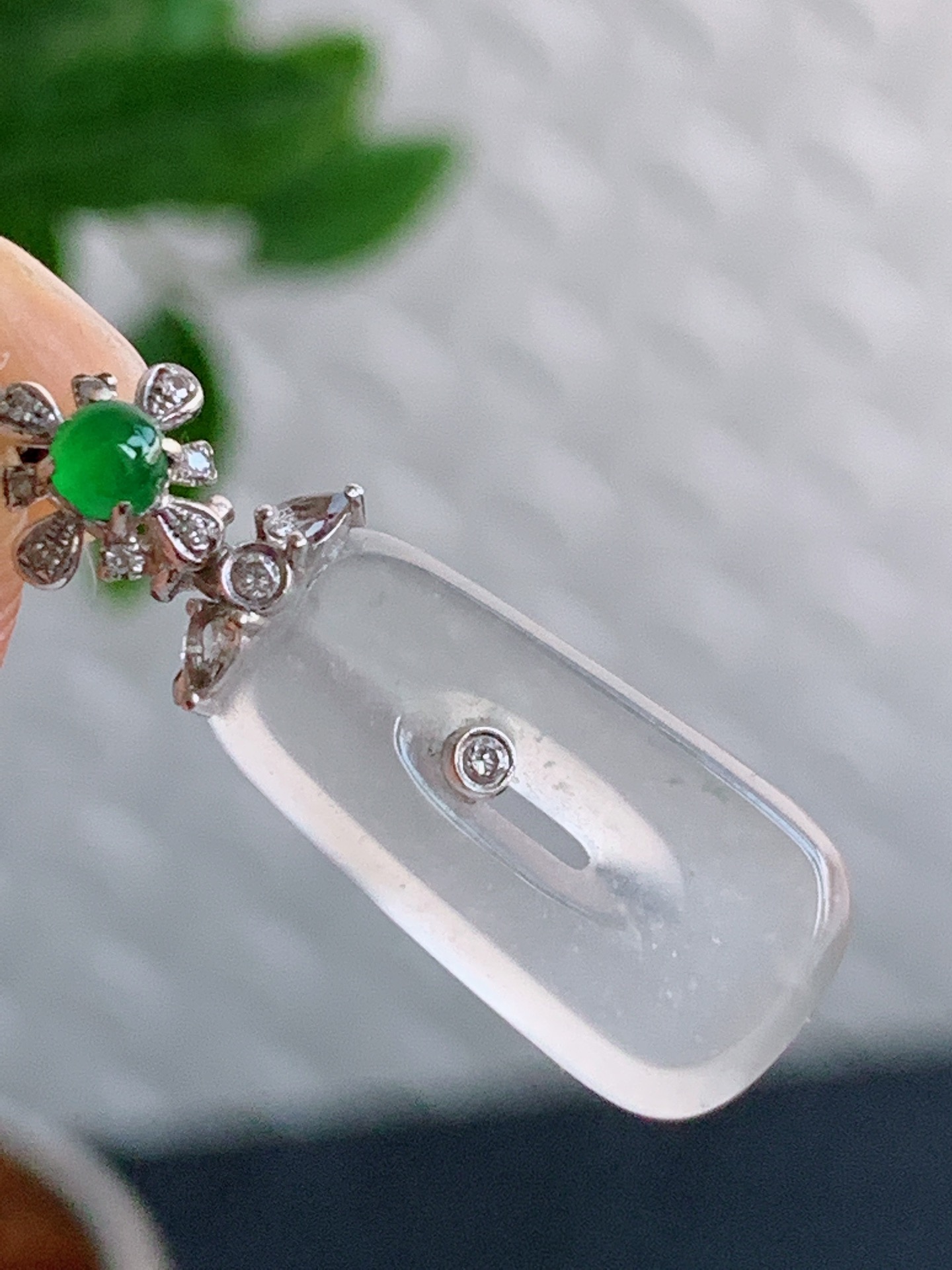 天然A货翡翠18K金镶嵌白冰白月光平安环吊坠 
尺寸27-18.8-9.2-2.6mm 重量1.96g 0418