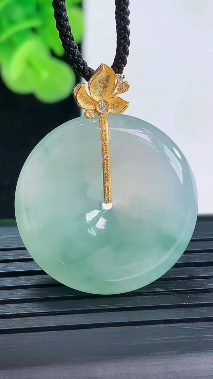 天然A货翡翠种飘花平安扣吊坠尺寸25.8-5.5重量:8.16g
4月19日