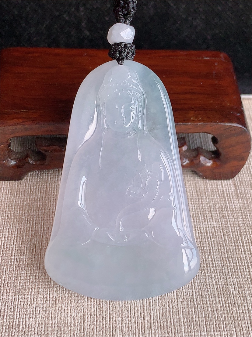 天然A货翡翠白冰白月光大势至菩萨吊坠 
尺寸64.6-42-6.5mm 重量39.06g 0418