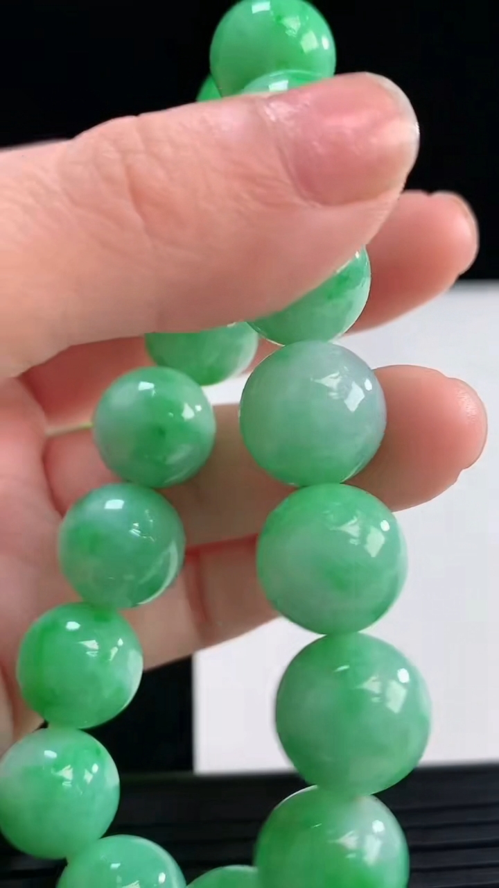 天然A货翡翠圆珠手串尺寸12.4-16颗重量:57.12g4月19日
工厂直销收藏佳品,种好水足，色泽均匀，有种有色，上手高大气！