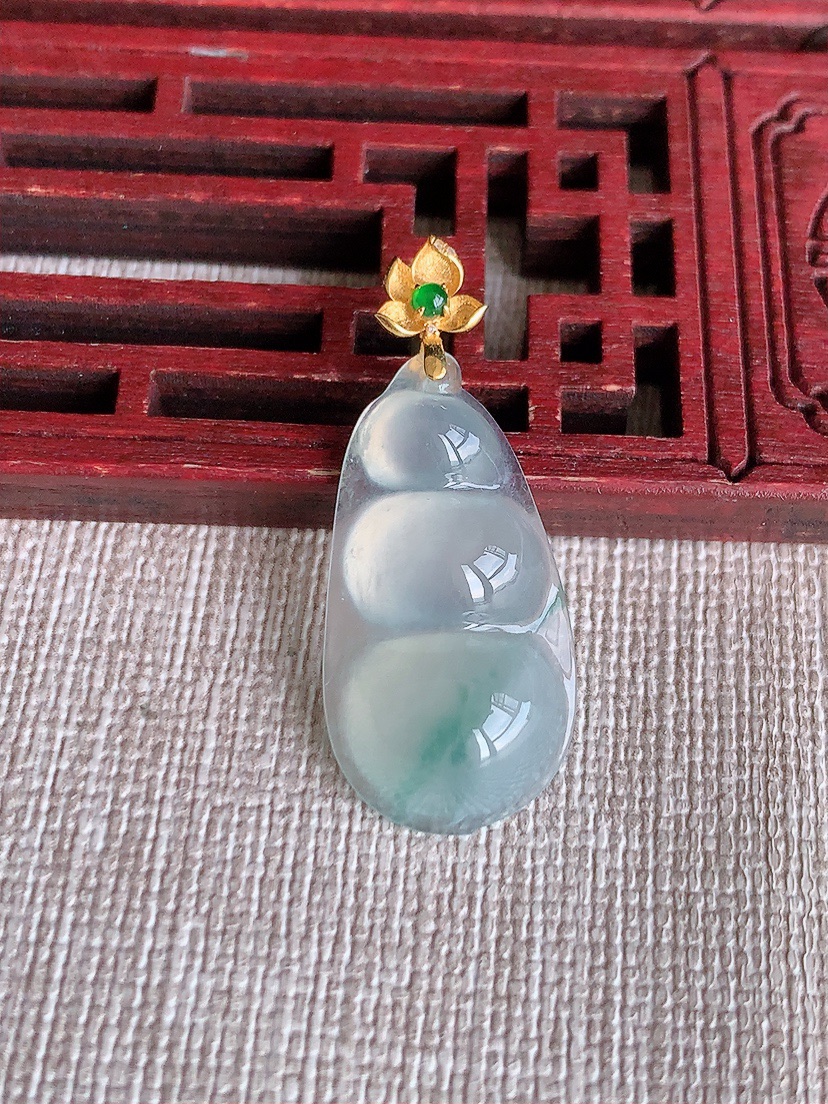 天然A货翡翠18K金扣头飘花四季豆福豆平安豆吊坠 
尺寸33-26.5-14-5.6mm 重量3.0