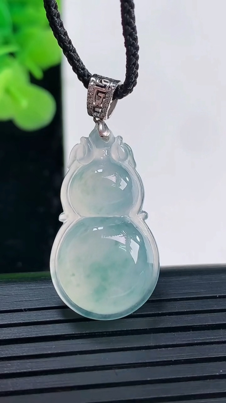 天然A货翡翠种飘花葫芦吊坠尺寸27.2-15.3-6.3重量:4.02g
4月19日