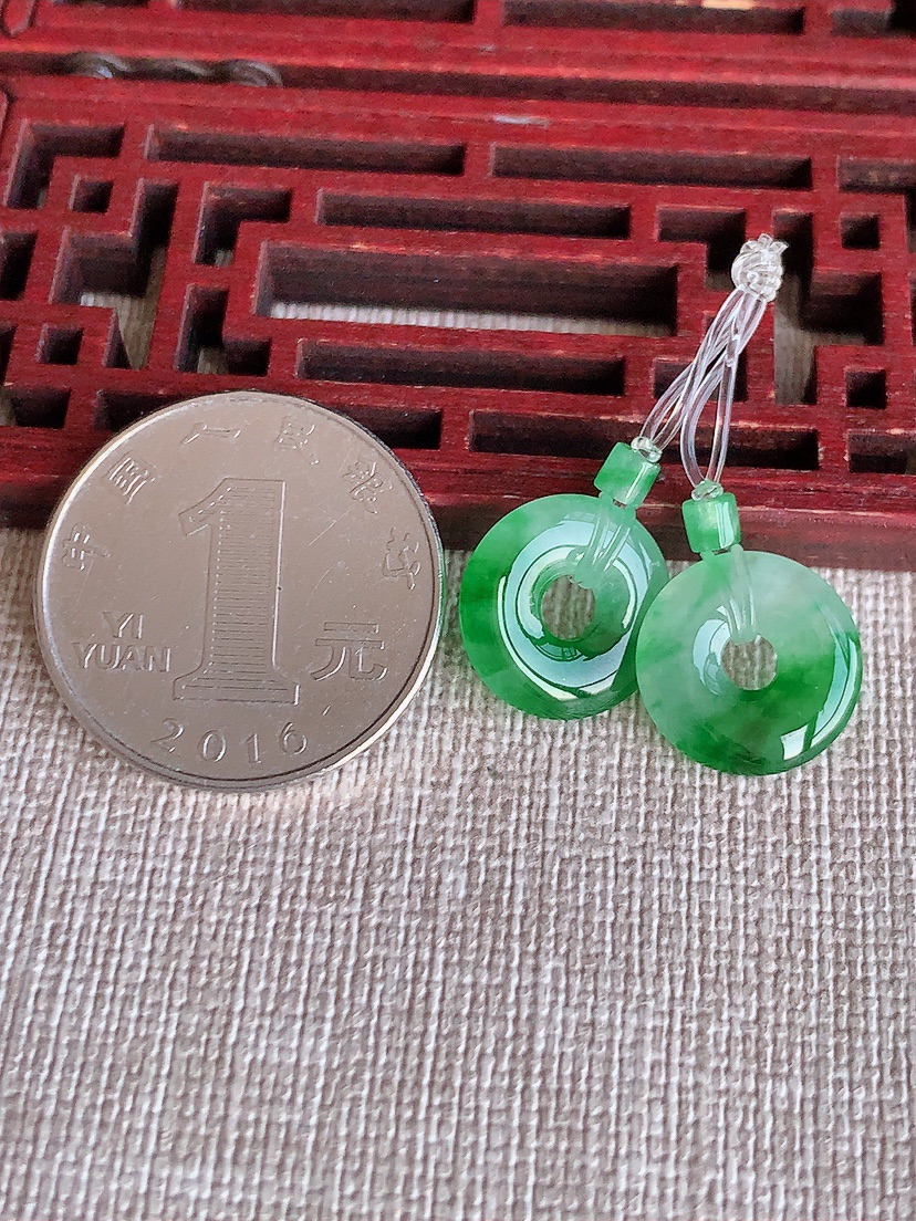 天然A货翡翠飘绿平安环吊坠一对 
尺寸13.2-2.3mm 重量2.20g 0418