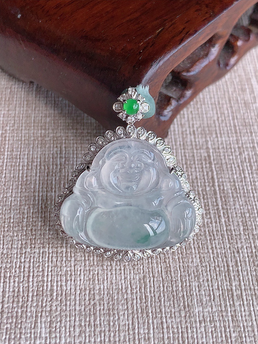 天然A货翡翠18K金伴钻镶嵌飘花佛公吊坠 
尺寸32-27.4-9.8裸石20-24.8mm 重量5.74g 0418