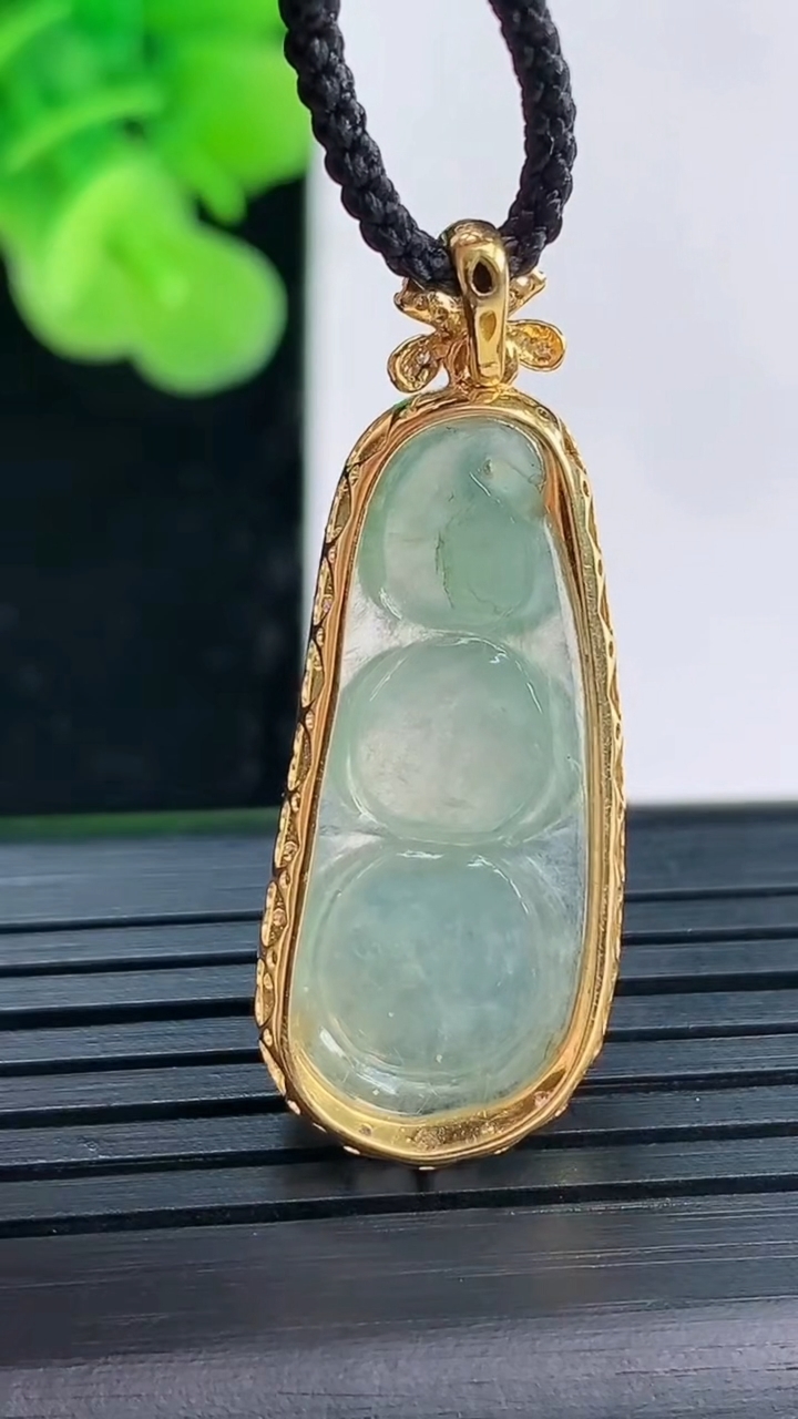 天然A货翡翠福豆吊坠尺寸35.4-13.4-7.5裸石27.7-11.8重量:3.67g
4月19日