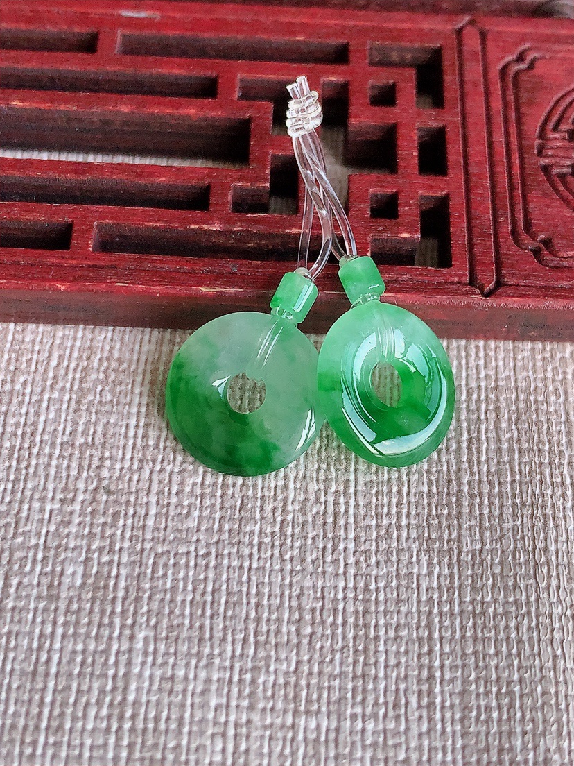 天然A货翡翠飘绿平安环吊坠一对 
尺寸13.2-2.3mm 重量2.20g 0418