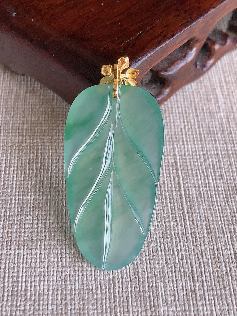 天然A货翡翠18K金镶嵌晴水飘花叶子金枝玉叶吊坠 
尺寸43-36.8-19.8-3.8mm 重量6