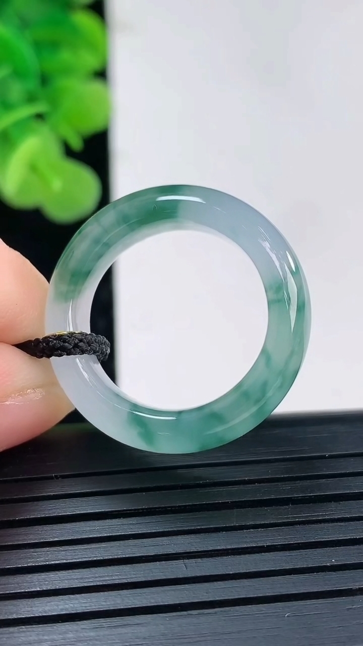 天然A货翡翠冰种飘花指环戒指尺寸18.8-7.2-4重量:5.54g2026年4月19日
工厂直销收