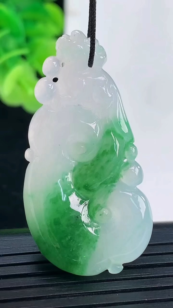 天然A货翡翠如意吊坠尺寸44.2-22.4-6.3重量:11.09g
4月19日