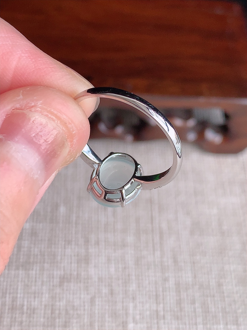 天然A货翡翠18K金镶嵌白冰白月光蛋面戒指 圈口17.5裸石
尺寸9.7-8mm 重量2.03g 0418