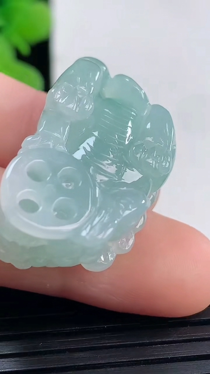 天然A货翡翠貔貅吊坠尺寸30.1-17.3-11.8重量:11.79g
4月19日